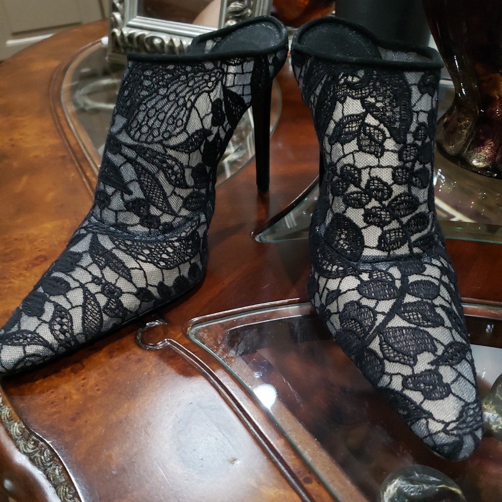 Lace, no appliqués, solid color, narrow toeline, s